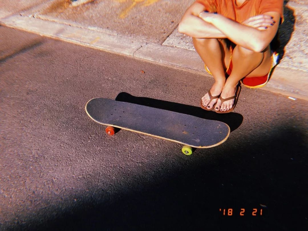 那些把球鞋操在球场，把机车开在路上的女生们