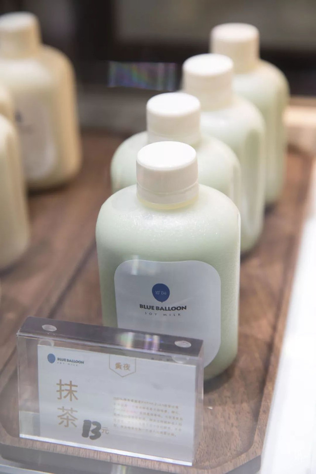 人手一杯咖啡,人手一杯超大杯奶茶