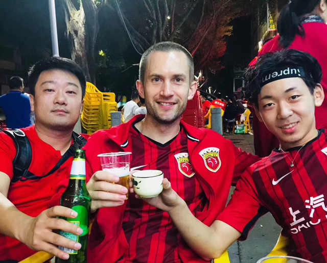 800张不同面孔，一颗冠军的心！今晚会是圆梦的时刻吗？