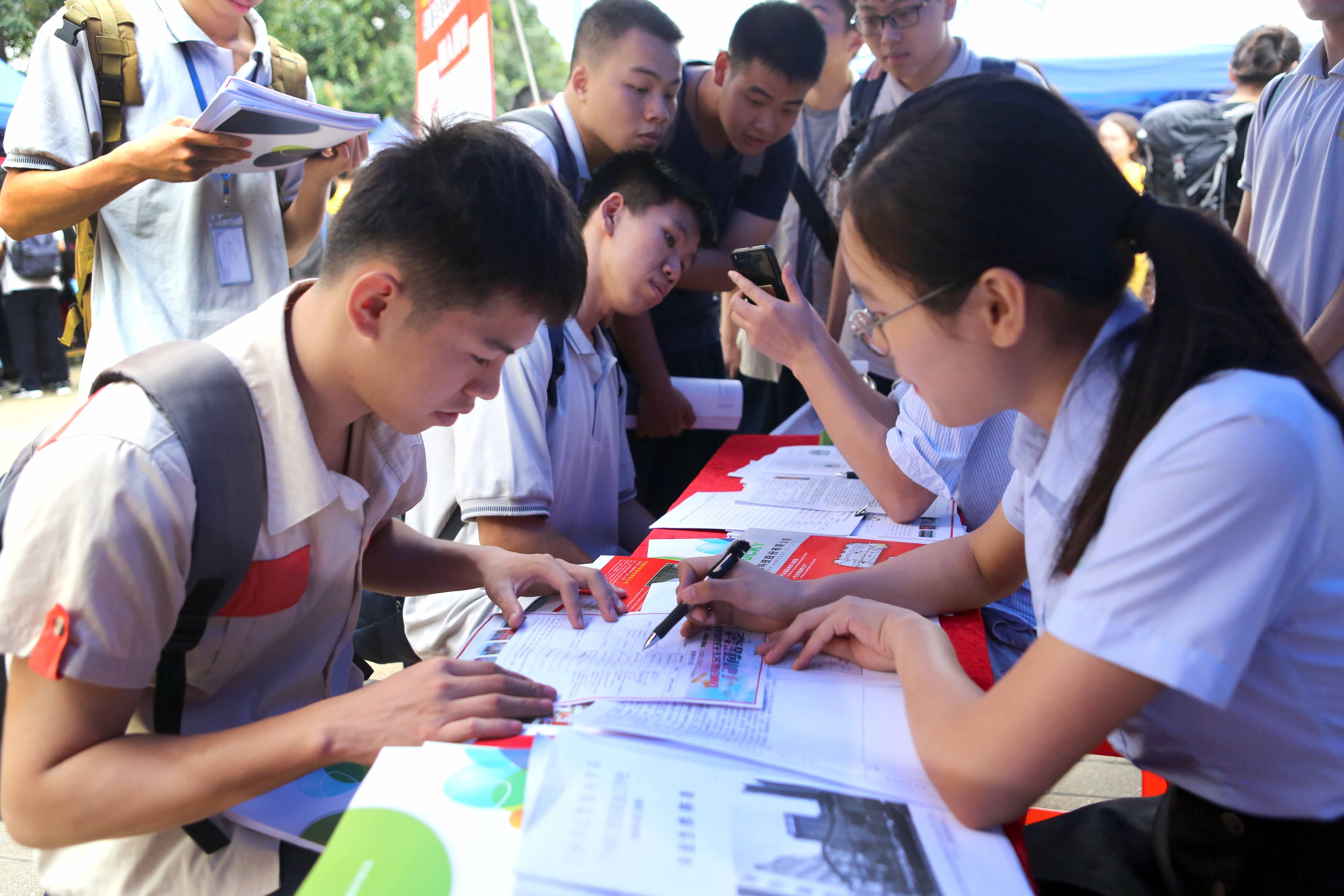 粤有料｜招聘季火热开启，高校毕业生如何选择心仪的岗位？你想知道的全在这里