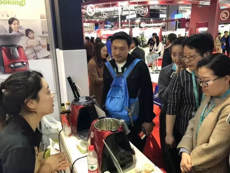 “懒人”料理机、“单身专属”电饭锅……普通观众逛进博会，这些展品值得“轧闹猛”！