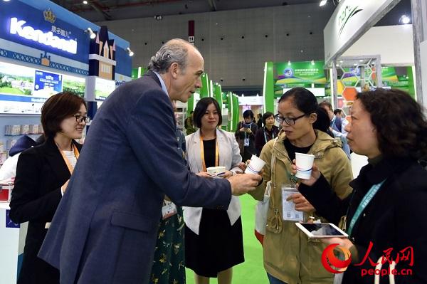 一位英国展商的进博会六天:拎着两罐奶粉签约