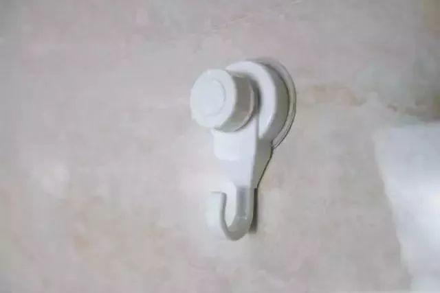 挂钩挂门框上老是掉下来怎么办,家里的挂钩很难摘掉怎么办