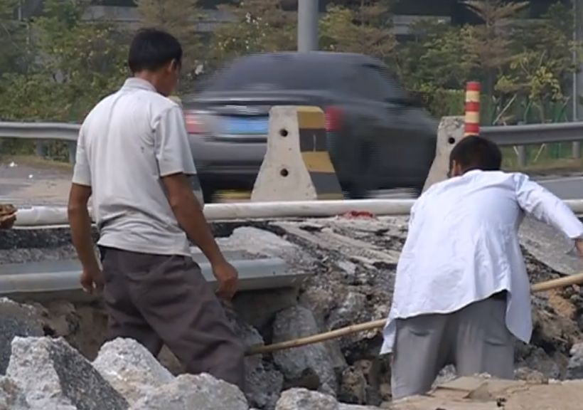 挖掘机突然挖到了地道,挖掘机挖到东西吓得挖掘机颤抖