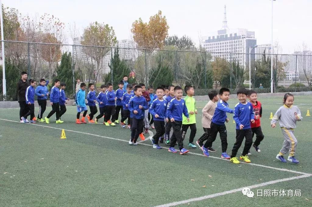 「快来围观这群超级棒的孩子」厚积薄发新力量，日照市足球学校开课啦~