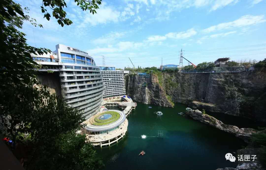 深坑酒店今天开业！历时十多年，上海在百米深坑里建造全球海拔最低酒店，曲折、艰辛远远超出你想象……