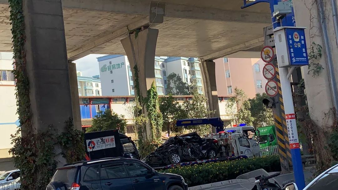 突发南部两辆大货车相撞现场惨烈,二环西高架货车侧翻