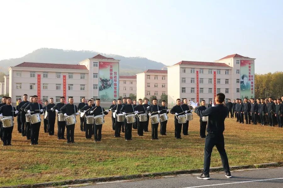 解放军运动会扛着炮跃过障碍,直击军体运动会