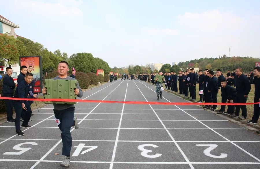 解放军运动会扛着炮跃过障碍,直击军体运动会