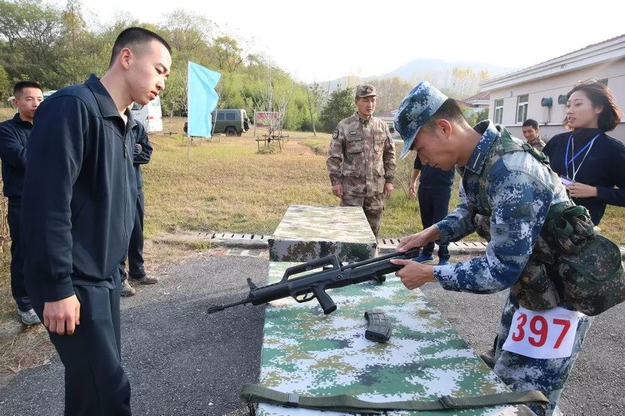 解放军运动会扛着炮跃过障碍,直击军体运动会