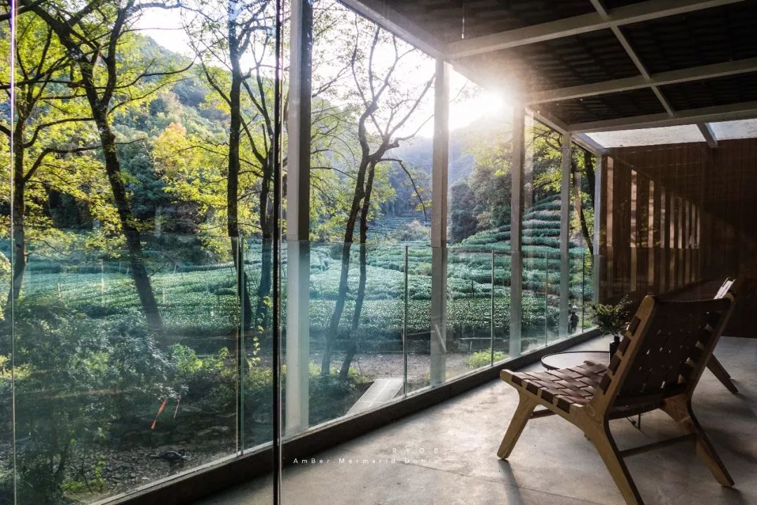 自称“射鸡师”！这个“不太正经”的设计师把酒店开了半个中国，今年终于到杭州了！