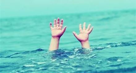 奶奶转个身，女孩烫掉一层皮严重休克...咋回事？每个家长都该看看