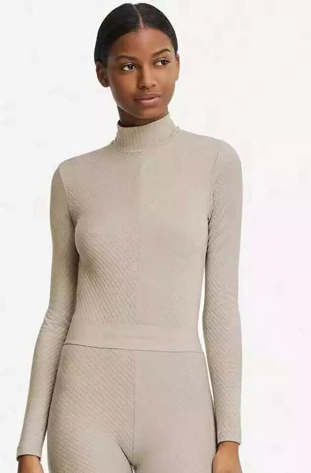 众里寻她千百度翻箱倒柜找秋裤,众里寻他千百度却在灯火阑珊处