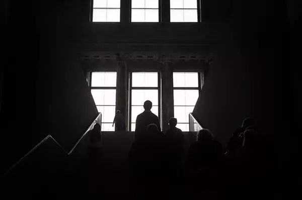 生而为人我很抱歉的日语,太宰治为什么说生而为人我很抱歉