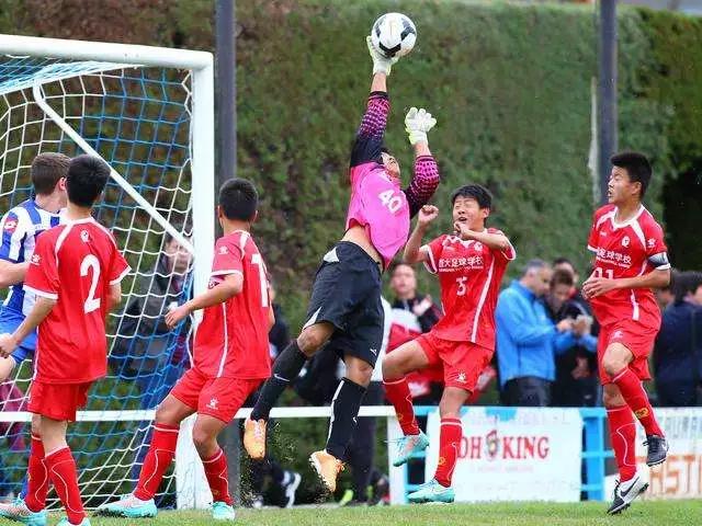 校园足球披荆斩棘突出重围,足球在学校怎么防丢有标记