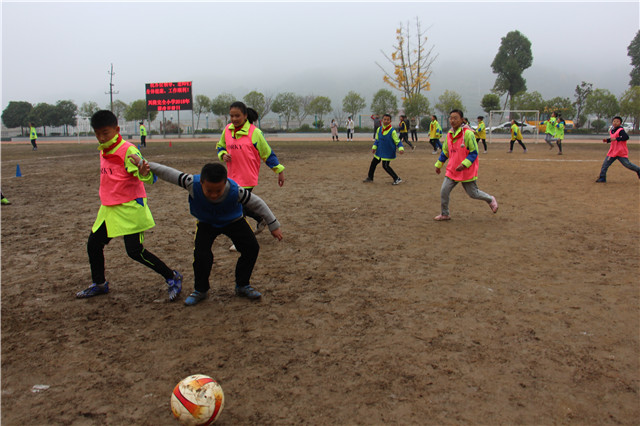 新晃:26校骨干教师围观课堂改革