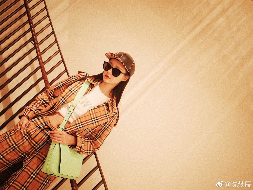 沈梦辰大年三十蓝色羽绒服,沈梦辰被吐槽出售二手衣服