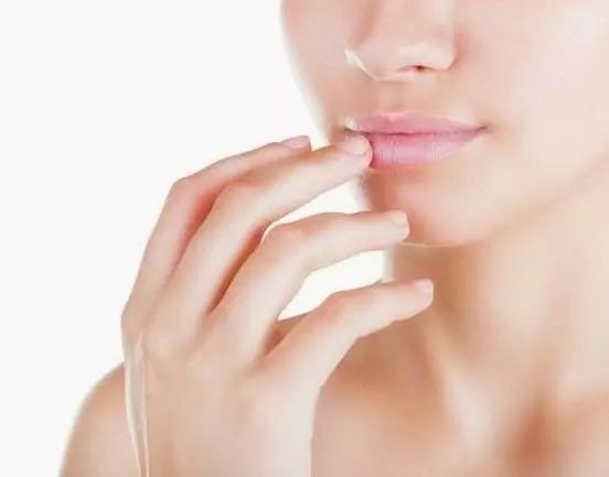 1岁多宝宝冬天嘴唇特别干开裂,冬季嘴唇开裂口子怎么办