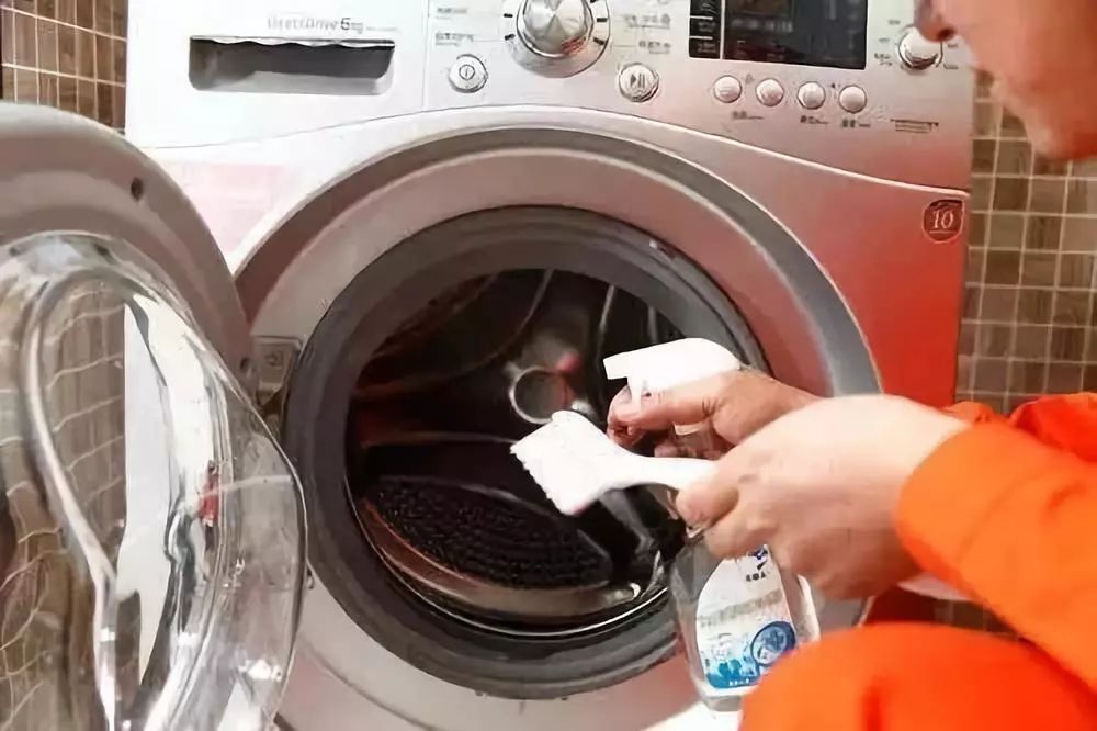 把洗衣机的残渣污垢排出来,洗衣机的洗涤盒的水垢