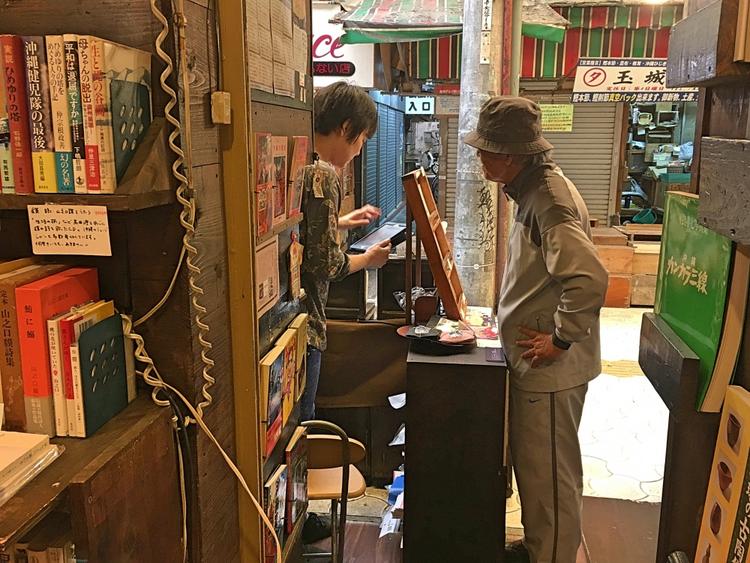 离开东京，去冲绳开一家5.5平米的旧书店！｜吉井忍的二次会