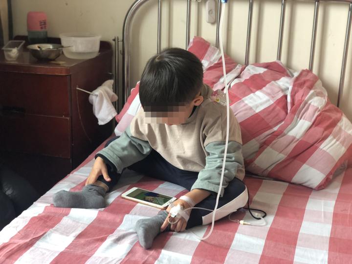 六旬老人喉咙里像虫爬6岁宝宝住院挂点滴海宁大雾天气人民医院这个科室病人大增
