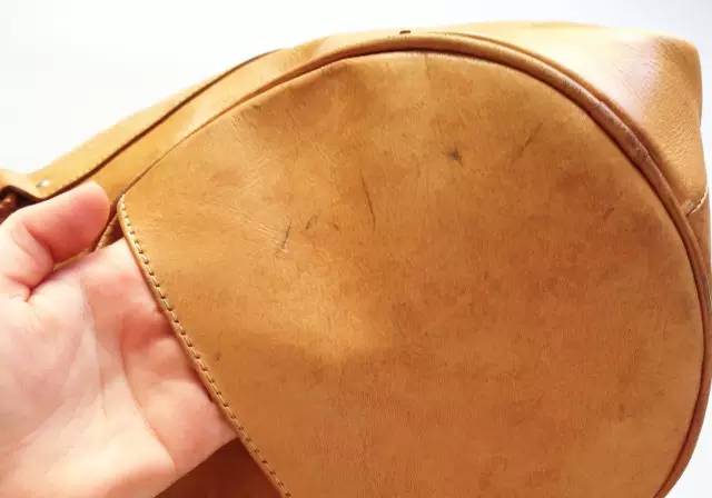 拿这个擦一擦包包，跟新买的一样