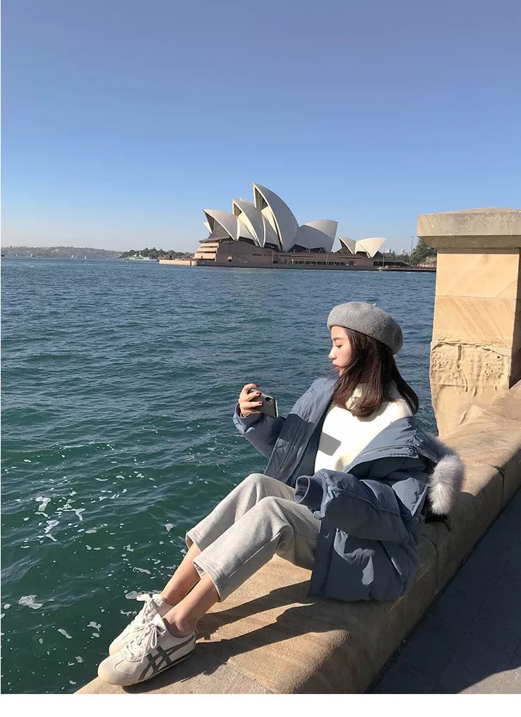 别再穿黑色了，这个颜色今年超流行，百搭时髦还显白显气质