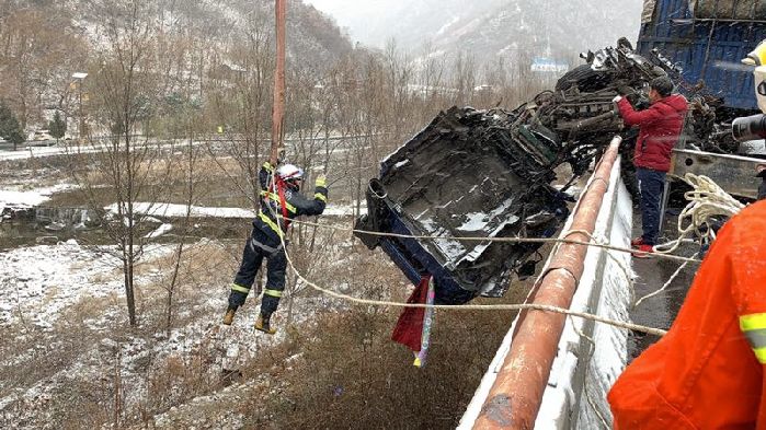 货车冲出高桥司机命悬一线柞水消防员悬空救人！厉害了！