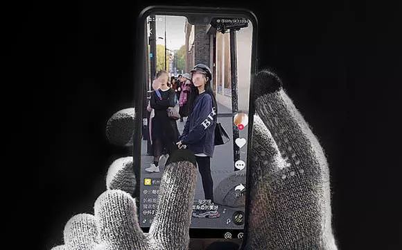 既保暖又能玩手机的手套,天气冷了就用这款触屏手套