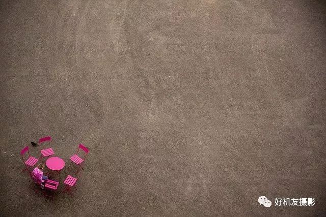 构图采用三分构图法,三分法也称之为填制构图法