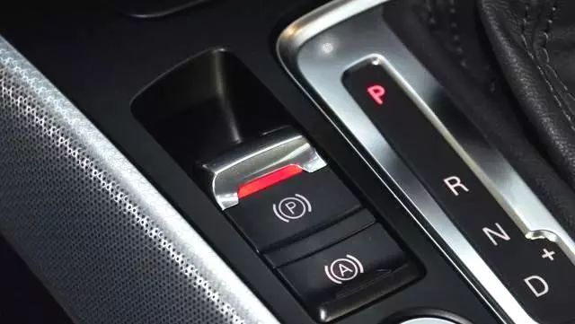 自动挡r挡未停稳挂入p挡,车辆慢速行驶时不小心挂入p挡