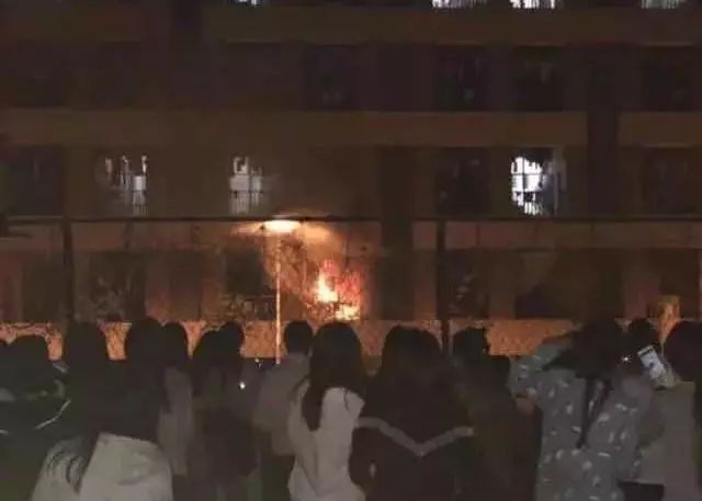 火灾警示录丨违规电器火灾波及十几间宿舍，校园用电安全问题需警惕！