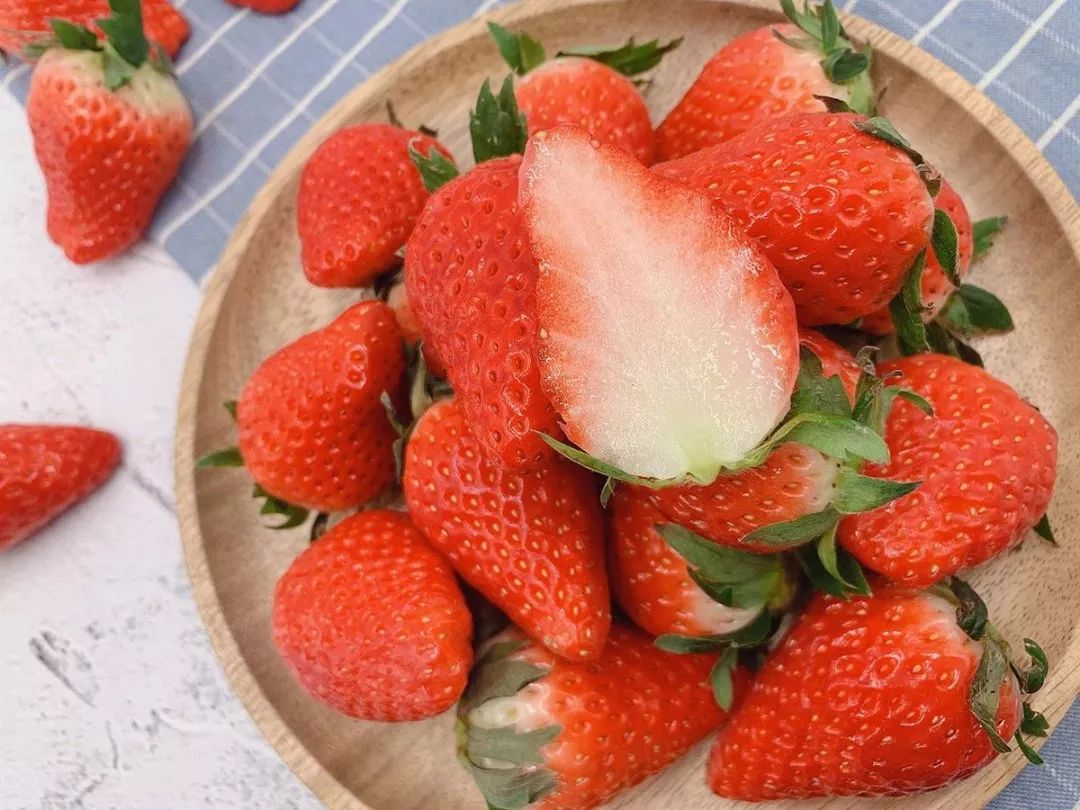 又香又甜好吃的草莓,果香四溢的草莓果酱