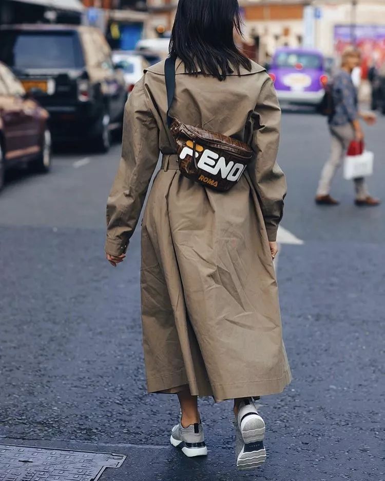 衣服越厚包越小,今年冬天衣服穿得越厚越时髦