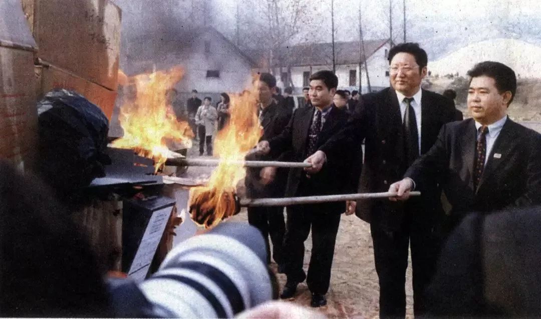 省长打喷嚏绷断皮带，总理大笑：报应!