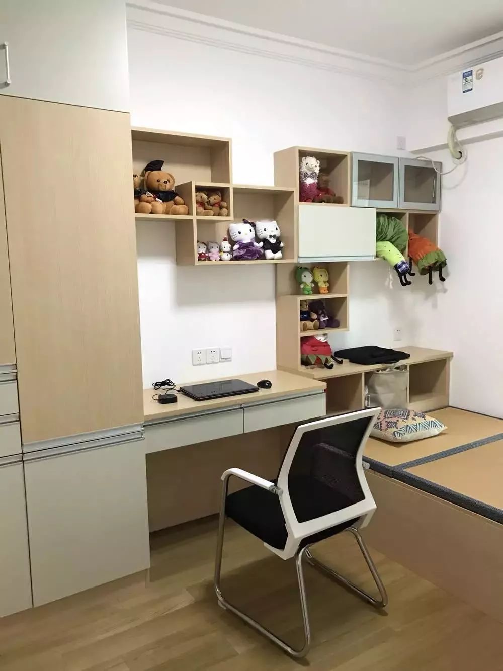 书房有个榻榻米和书柜设计,书房榻榻米的设计底下可以储物