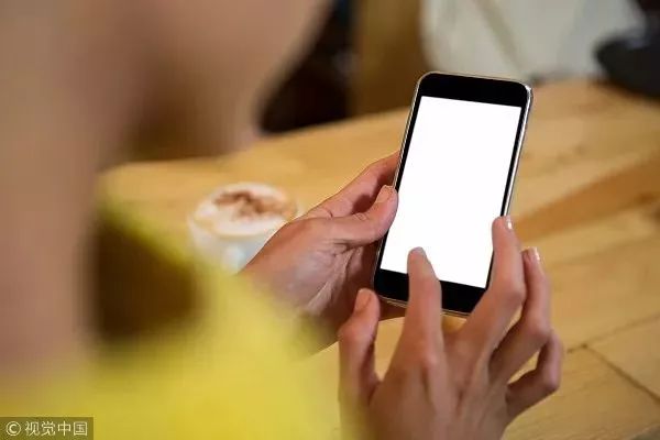 女孩偷偷给男友拍照结果悲剧了,90后女孩发4张照片