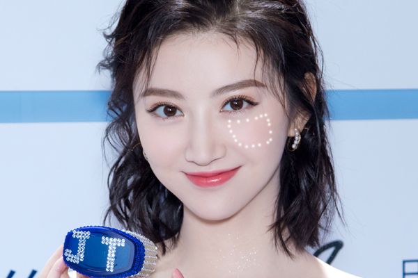 玄彬跨美妆届！“挂彩腮红”好美