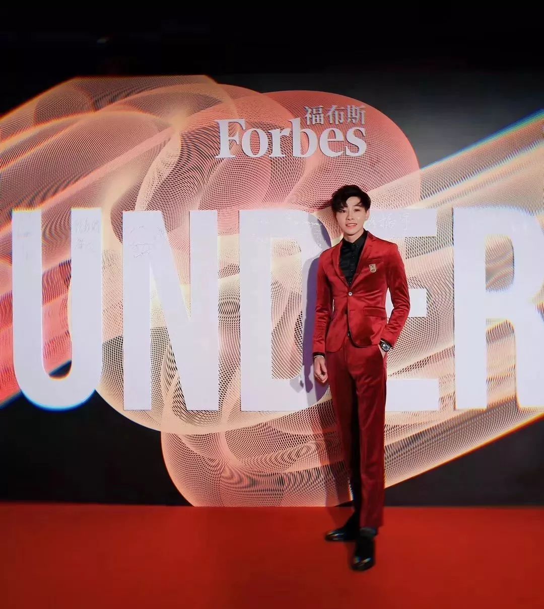 27岁*疆新**“煎饼先生”白手起家，入选福布斯30岁以下精英榜