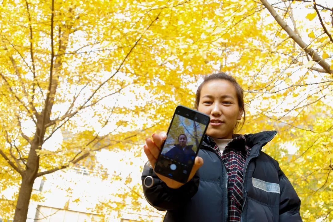 “妈，我在华师看了一场金黄色的雪！”