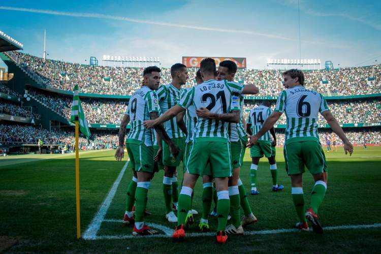 球迷们自发献爱心，西甲赛场下起了一场“玩具雨”