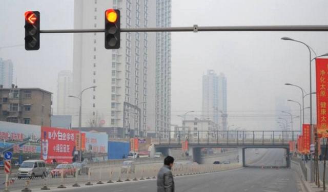 通过路口黄灯持续闪烁过去变红灯,黄灯过线到下个路口变红灯