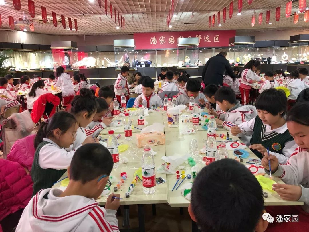 围观潘淘荟画脸谱感受传统文化魅力！