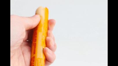 原来火腿肠的金属环下有个“小机关”，轻轻一拉，秒剥