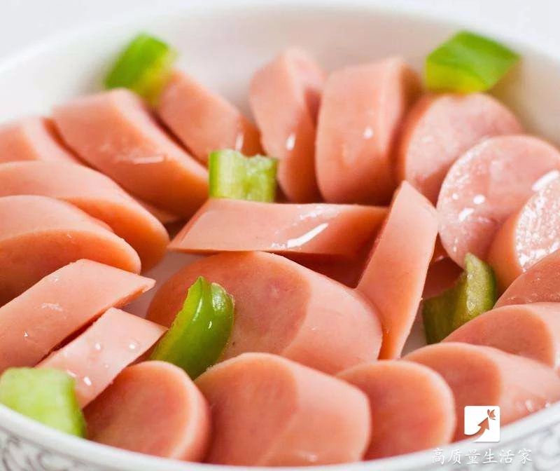 原来火腿肠的金属环下有个“小机关”，轻轻一拉，秒剥