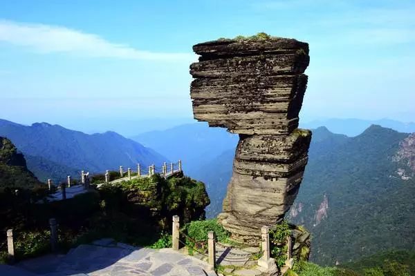 黔东南+黔西南经典八日游—昆明—马岭河峡谷—万峰林—黄果树瀑布—荔波小七孔—千户苗寨—镇远古镇—梵净山—石阡温泉