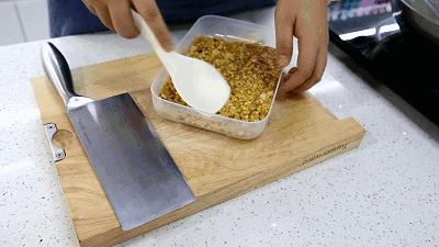 澄海老兄发现妻子没事总爱往这个小区跑，没想到是去干这个……