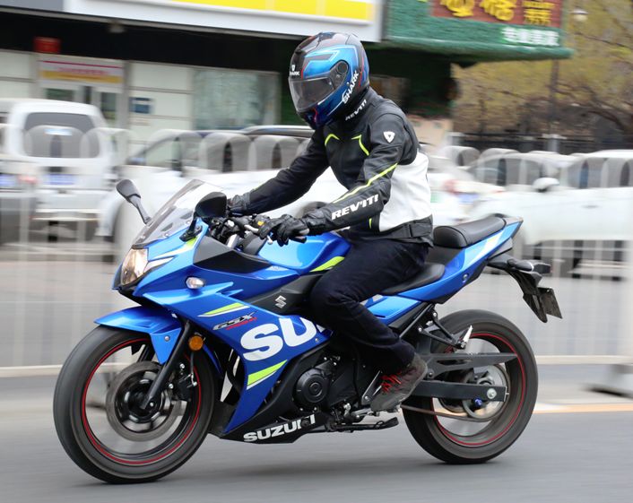 铃木骊驰250和豪爵gw250哪个好,豪爵铃木三兄弟配置对比表