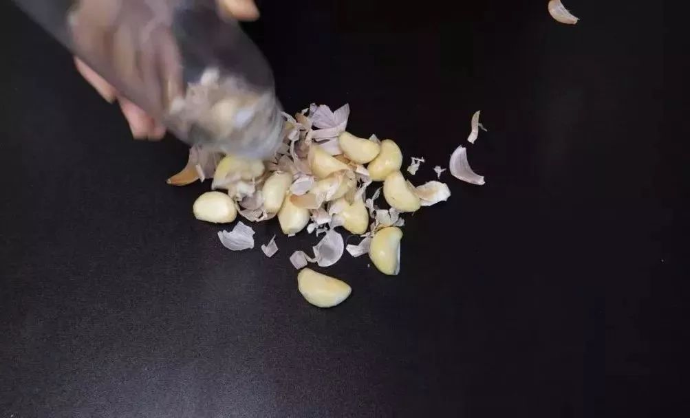 剥蒜器快速去大蒜皮,剥完整大蒜皮妙招视频