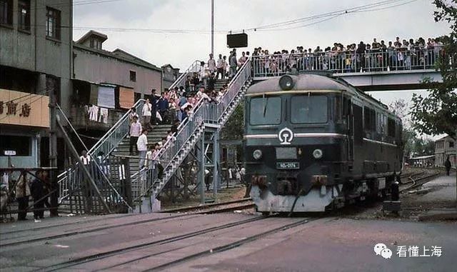 马路道口菱形标志,马路道口鬼探头